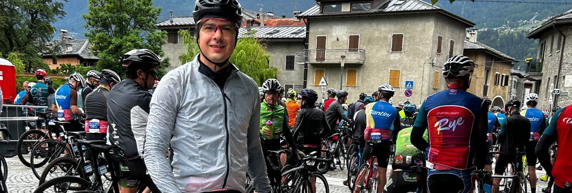 Jak ubrać się na rower szosowy i gravelowy w zmiennych warunkach pogodowych